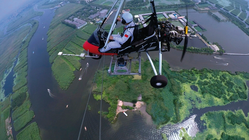 測繪地理信息工作人員利用三角翼在白洋淀進行航空測繪,為雄安新區(qū)規(guī)劃、選址和建設提供保障服務 測繪地理信息工作人員利用三角翼在白洋淀進行航空測繪,為雄安新區(qū)規(guī)劃、選址和建設提供保障服務