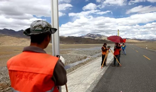 在阿里測區用電子水準儀施測 在阿里測區用電子水準儀施測