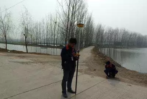 RTK測量我們用網(wǎng)絡(luò)/cors還是用電臺?要根據(jù)實際情況